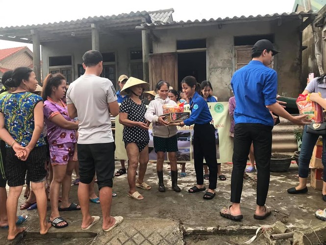 Trao quà cho đồng bào miền Trung - ảnh 5