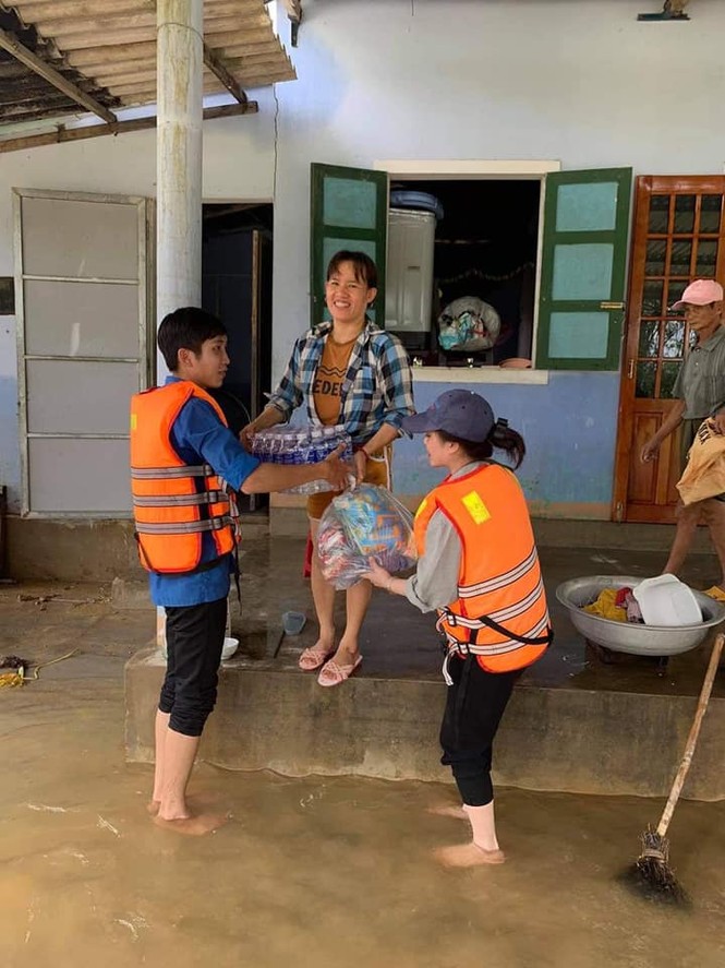 Trao quà cho đồng bào miền Trung - ảnh 9
