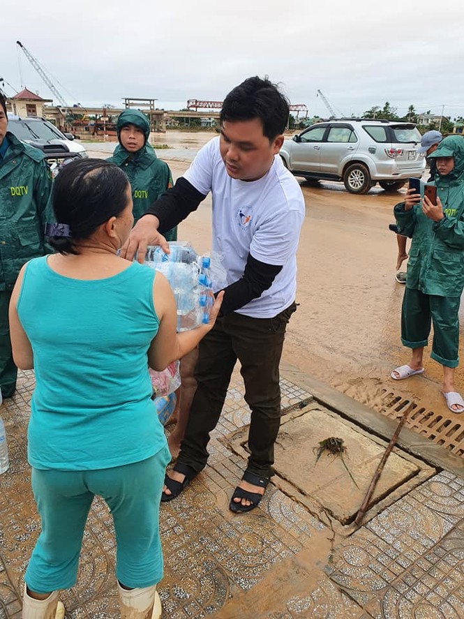 Trao quà cho đồng bào miền Trung - ảnh 10