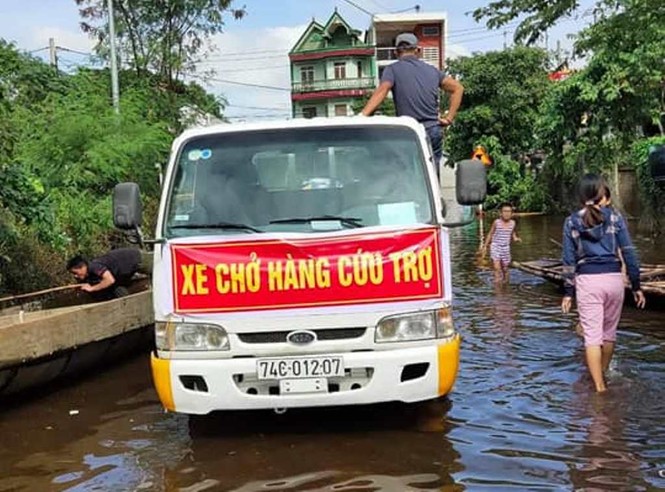 Trao quà cho đồng bào miền Trung - ảnh 2