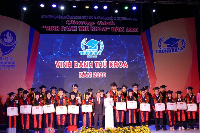 Vinh danh thủ khoa - ảnh 1