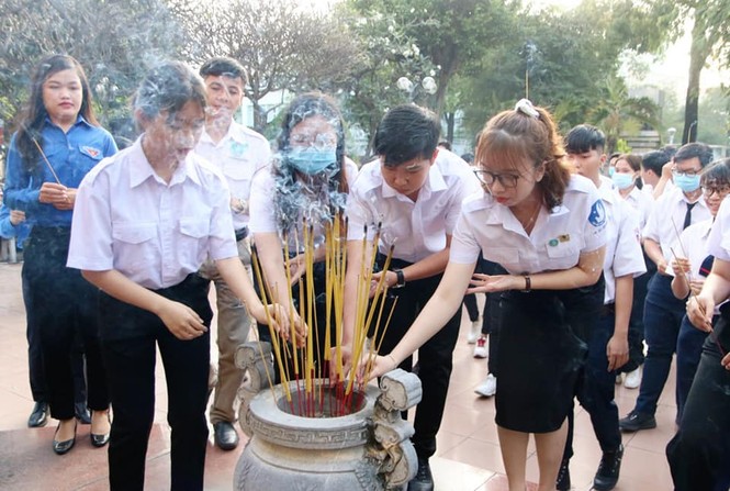 Trao học bổng cho các bộ Hội tiêu biểu - ảnh 1