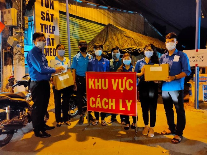 Tặng quà cho sinh viên tình nguyện chống dịch - ảnh 2