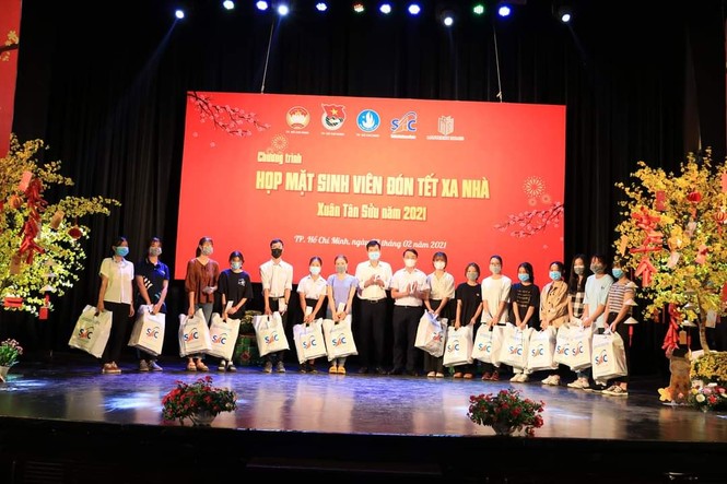 Tặng quà cho sinh viên đón Tết xa nhà - ảnh 1