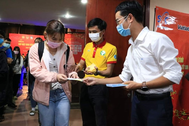 Tặng quà cho sinh viên đón Tết xa nhà - ảnh 2