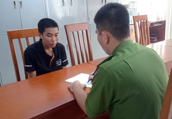 Dí dao cướp xe máy tại ngã tư đèn đỏ ở Hà Nội - ảnh 1