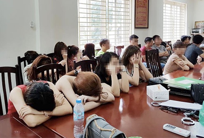 Hàng chục 'nam thanh, nữ tú' phê ma túy trong quán karaoke - ảnh 1
