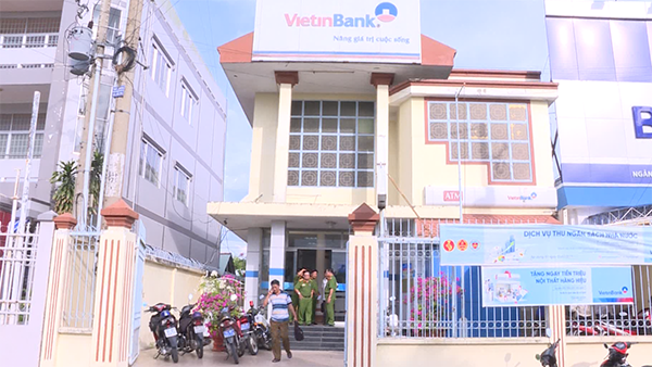 Vĩnh Long: Cầm súng xông vào ngân hàng cướp hàng trăm triệu - ảnh 1