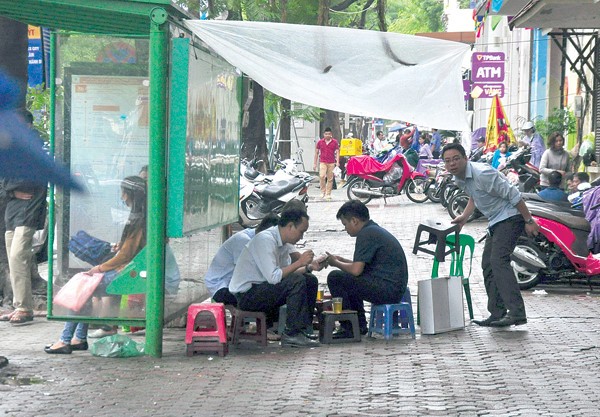 Sẽ lắp camera phạt nguội lấn chiếm vỉa hè - ảnh 1