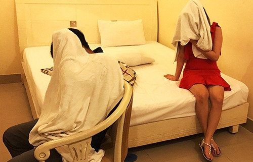 Nữ tiếp viên múa thoát y trong nhà hàng ở Sài Gòn - ảnh 1