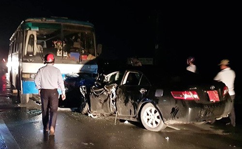 Xe của chủ tịch huyện nát bét sau khi tông vào ô tô chở 40 công nhân - ảnh 1