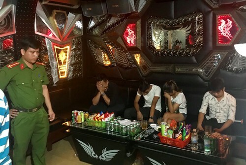 Đột kích quán karaoke, phát hiện hàng chục 'nam thanh nữ tú' đang phê ma túy - ảnh 1