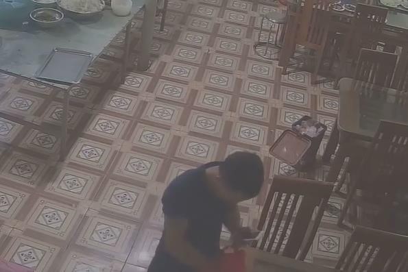 Kinh hoàng cảnh nữ phụ bếp bị tạt axit bỏng mặt, hỏng một bên mắt - ảnh 1