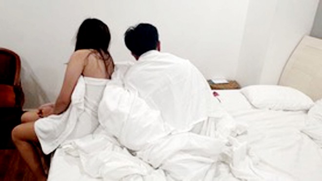 Bắt quả tang nữ tiếp viên nhà hàng ở Sài Gòn bán dâm giá 5 triệu đồng - ảnh 1