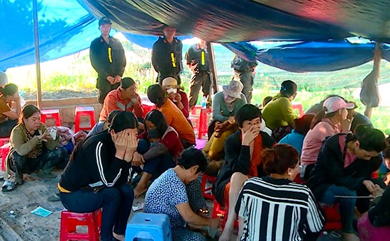 Cảnh sát nổ súng vây bắt sòng bạc - ảnh 1