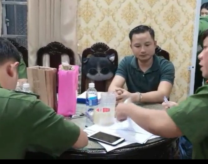 Cận cảnh khám xét, bắt giữ cha con chủ căn biệt thự dát vàng ở Bà Rịa- Vũng Tàu - ảnh 5