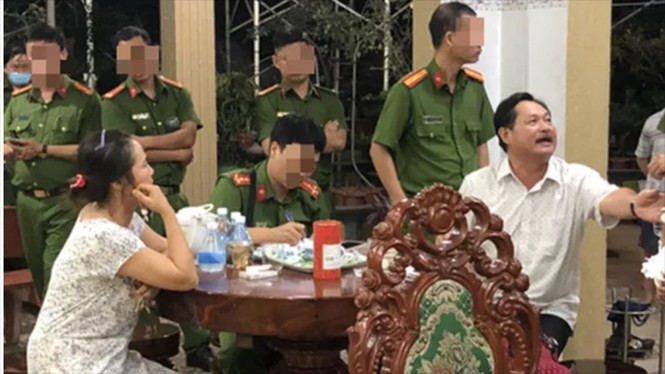 Cận cảnh khám xét, bắt giữ cha con chủ căn biệt thự dát vàng ở Bà Rịa- Vũng Tàu - ảnh 3