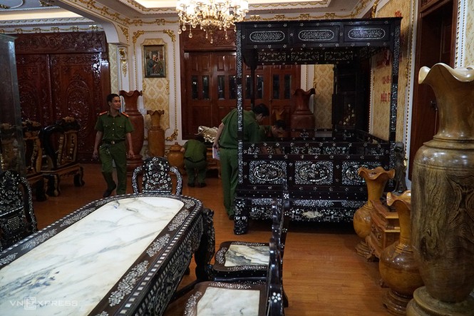 Cận cảnh khám xét, bắt giữ cha con chủ căn biệt thự dát vàng ở Bà Rịa- Vũng Tàu - ảnh 7
