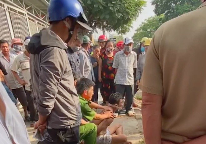 Đuổi bắt kẻ chém phụ nữ trong quán cà phê - ảnh 1