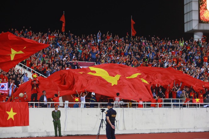 Cổ động viên Việt Nam ăn mừng, Mỹ Đình sôi trào như 'núi lửa' - ảnh 16