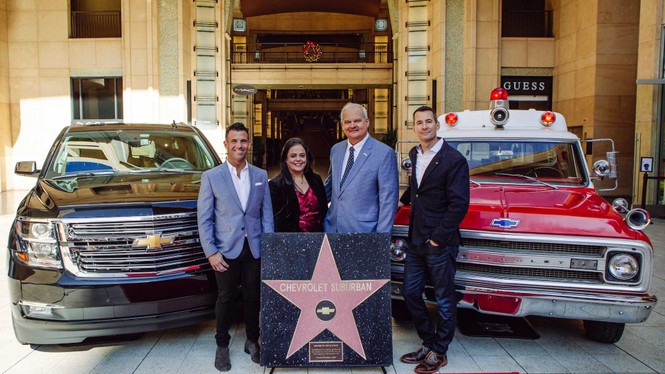 'Đại lộ danh vọng' Hollywood lần đầu tiên có ngôi sao cho một mẫu ôtô - ảnh 1