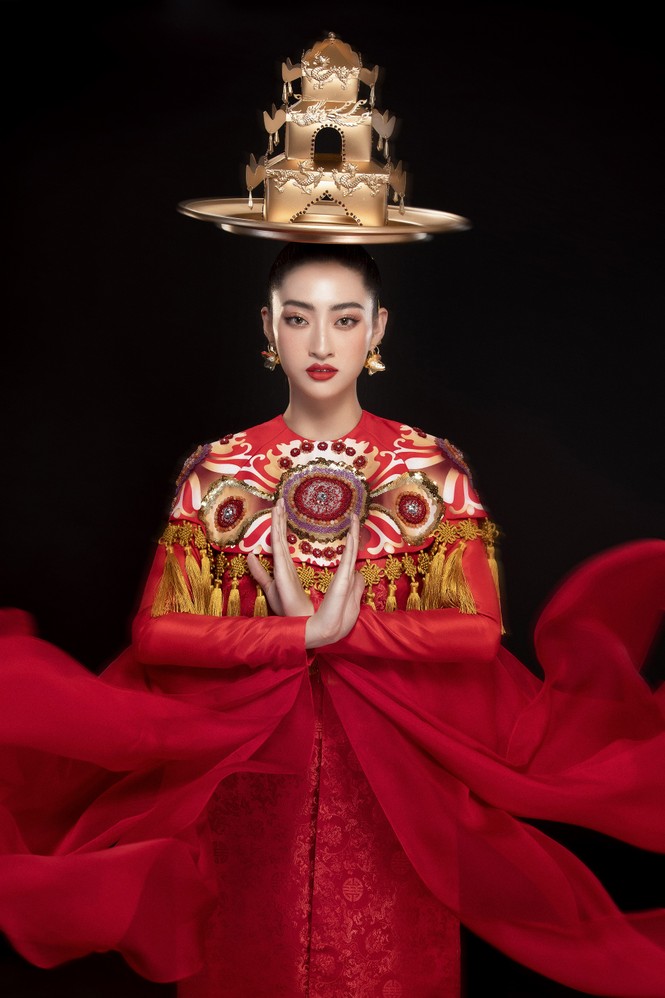 Hoa hậu Lương Thuỳ Linh đẹp mê hoặc trong điệu múa mâm vàng - ảnh 2