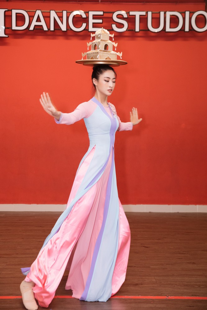 Hoa hậu Lương Thuỳ Linh đẹp mê hoặc trong điệu múa mâm vàng - ảnh 4