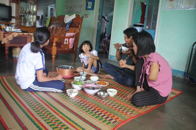 Xót xa cảnh cô giáo mất đi cánh tay trong lần băng rừng 'gieo chữ' - ảnh 3