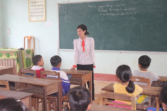 Xót xa cảnh cô giáo mất đi cánh tay trong lần băng rừng 'gieo chữ' - ảnh 4