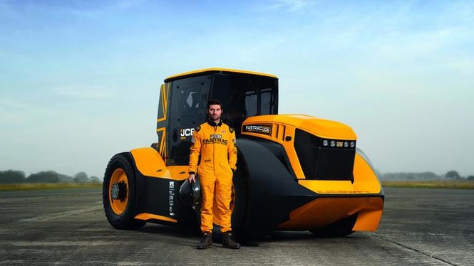 Máy kéo chạy nhanh nhất thế giới, tốc độ hơn 200 km/h - ảnh 1
