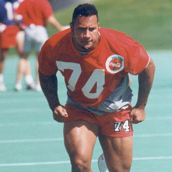 Dwayne Johnson, từ cầu thủ bóng bầu dục thất bại đến siêu sao giàu có nhất Hollywood - ảnh 2