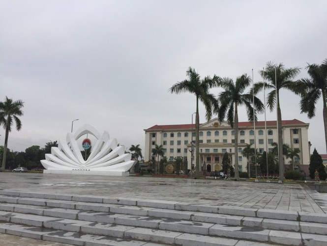 Thanh sắt dài hơn 2m rơi đâm rách môi một người dân - ảnh 1