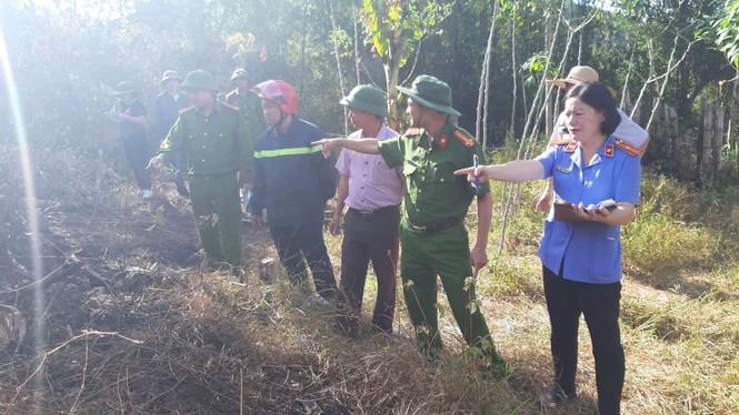 Khám nghiệm hiện trường khu vực đối tượng đốt rác gây cháy rừng - ảnh 1