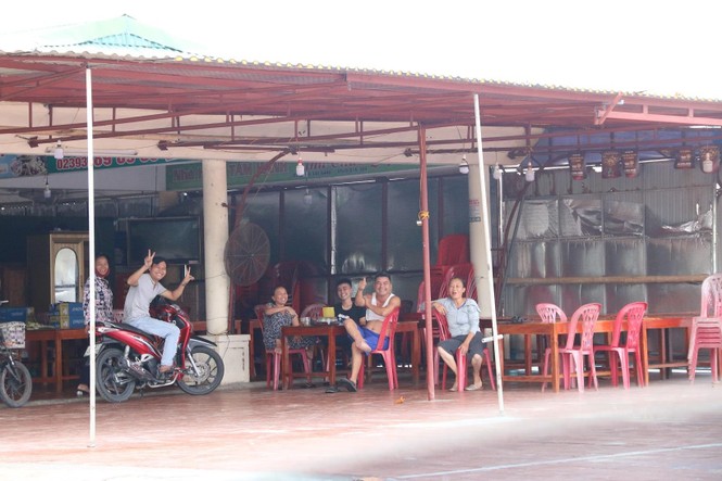 Bão áp sát, các nhà hàng ở Thiên Cầm vẫn hoạt động bình thường - ảnh 2