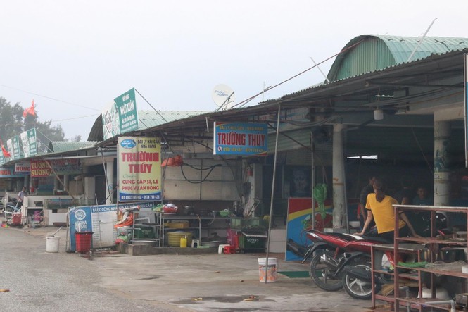 Bão áp sát, các nhà hàng ở Thiên Cầm vẫn hoạt động bình thường - ảnh 1
