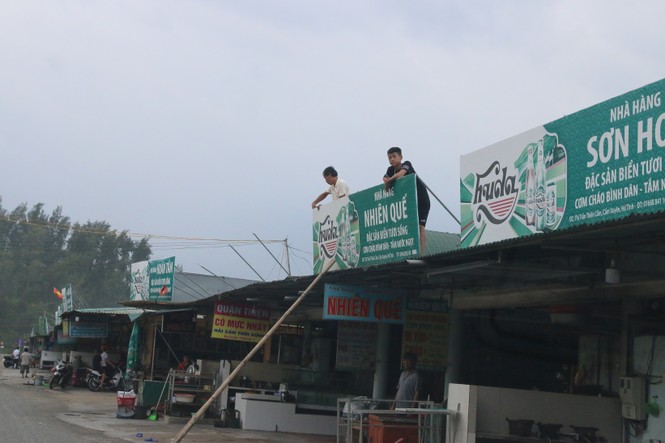 Bão áp sát, các nhà hàng ở Thiên Cầm vẫn hoạt động bình thường - ảnh 3