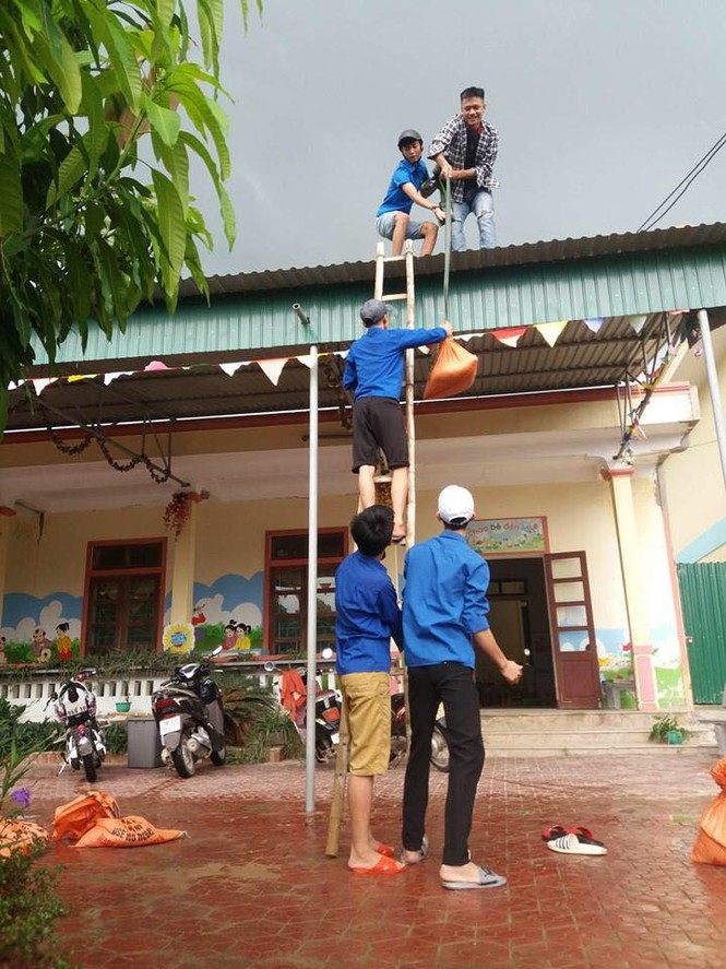 Xúc động hình ảnh thanh niên tình nguyện giúp dân chống bão - ảnh 5