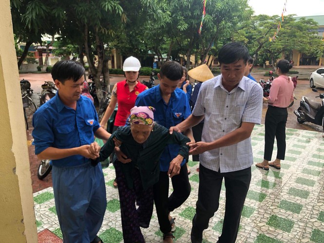 Bão áp sát, các nhà hàng ở Thiên Cầm vẫn hoạt động bình thường - ảnh 7