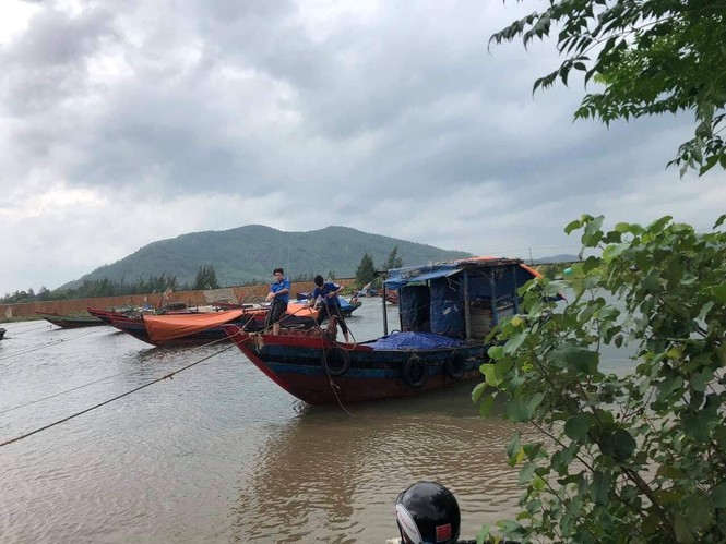 Xúc động hình ảnh thanh niên tình nguyện giúp dân chống bão - ảnh 3