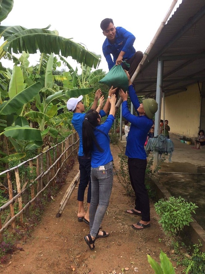 Xúc động hình ảnh thanh niên tình nguyện giúp dân chống bão - ảnh 6