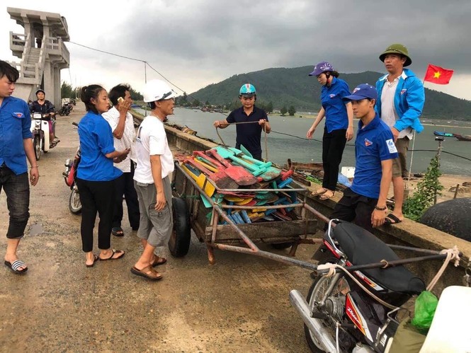Xúc động hình ảnh thanh niên tình nguyện giúp dân chống bão - ảnh 4