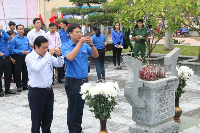 Bí thư thứ nhất T.Ư Đoàn dâng hương tưởng Anh hùng liệt sỹ Lý Tự Trọng - ảnh 1