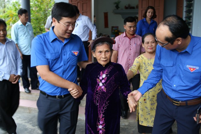 Bí thư thứ nhất T.Ư Đoàn dâng hương tưởng Anh hùng liệt sỹ Lý Tự Trọng - ảnh 3