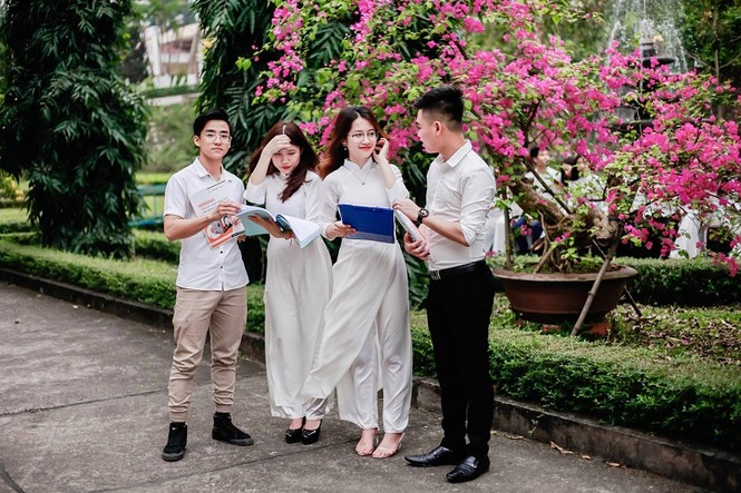 Phát ghen với ngôi trường này, quanh năm đủ loại hoa khoe sắc - ảnh 10