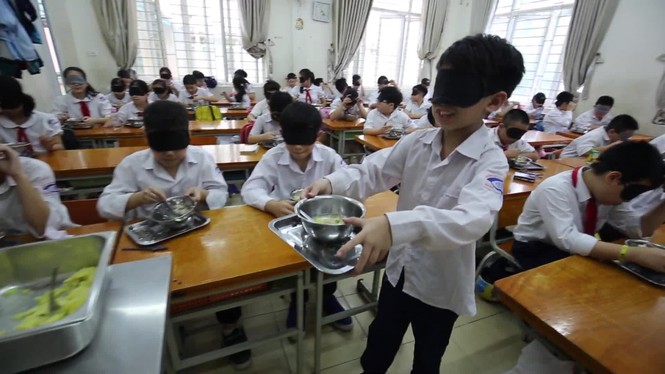 Xúc động với trải nghiệm bữa ăn bóng tối của học sinh - ảnh 5