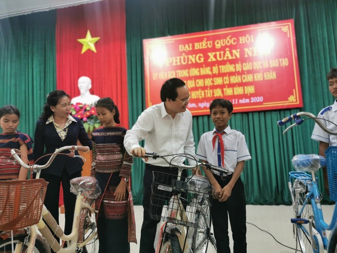 Bộ trưởng Phùng Xuân Nhạ thăm, tặng quà hỗ trợ học sinh, trường học ở Bình Định - ảnh 1