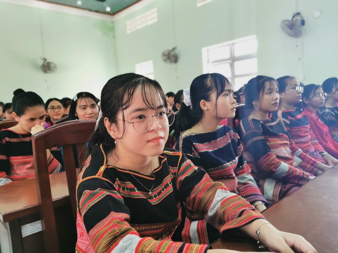 Bộ trưởng Phùng Xuân Nhạ thăm, tặng quà hỗ trợ học sinh, trường học ở Bình Định - ảnh 2