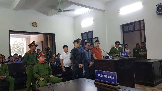 Hàng trăm người tới theo dõi phiên tòa xử Khá 'bảnh' - ảnh 1