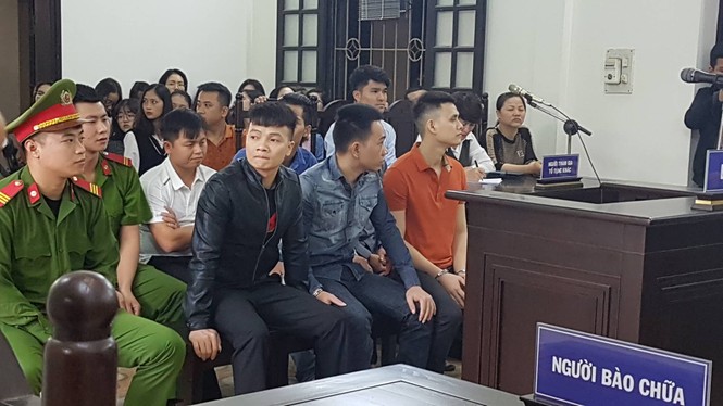 Hàng trăm người tới theo dõi phiên tòa xử Khá 'bảnh' - ảnh 2
