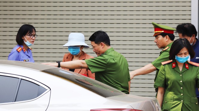 The former director of the Son La Provincial Health Department is arrested - photo 1